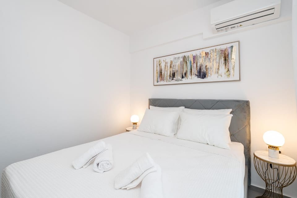 Bed, Photo of the whole room, Bedroom, towels, air conditioner