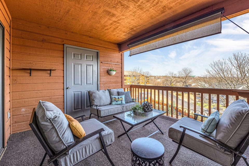 Bright Stylish Condo with Balcony House in Branson