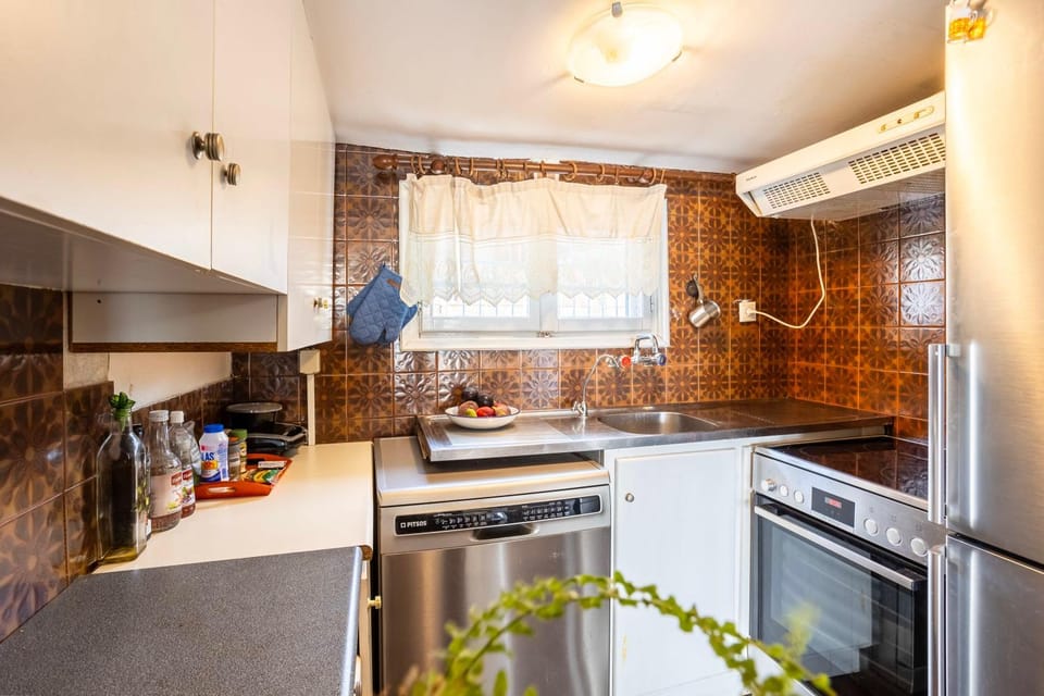 Kitchen or kitchenette, dishwasher, oven, stove