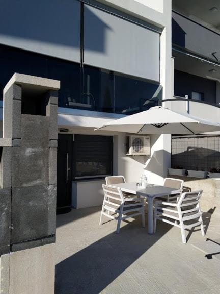 Property building, Day, Balcony/Terrace, Balcony/Terrace, Seating area