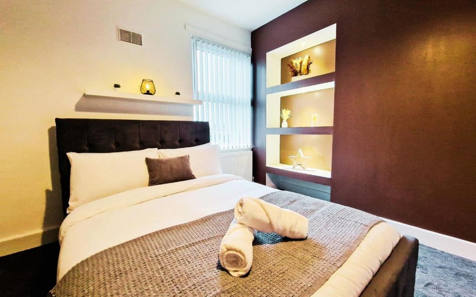 Bed, Decorative detail, Bedroom, towels