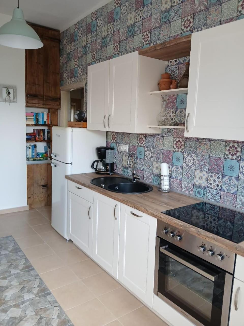 Coffee/tea facilities, Kitchen or kitchenette, dishwasher, oven, stove