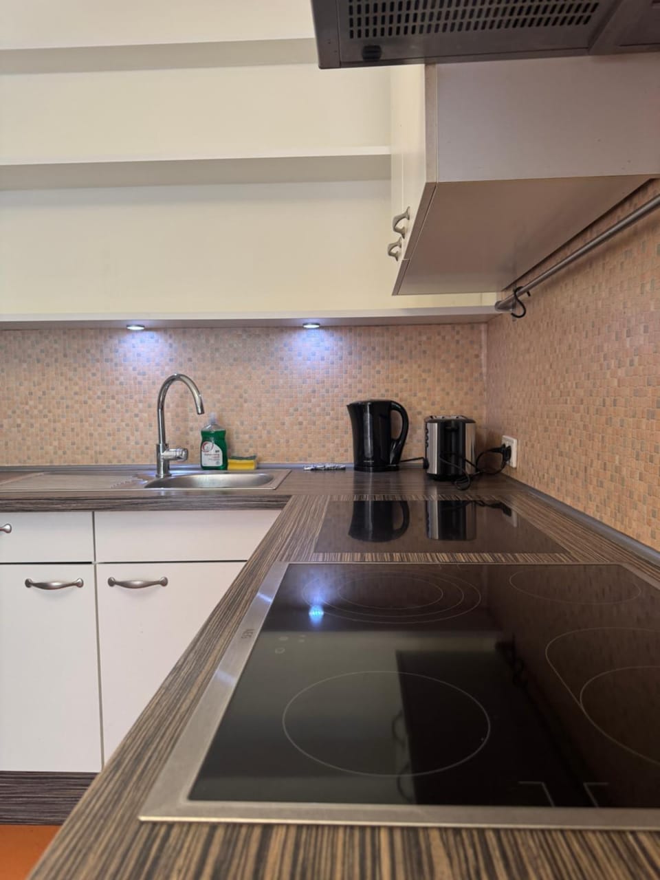 Coffee/tea facilities, Kitchen or kitchenette, stove, kitchen
