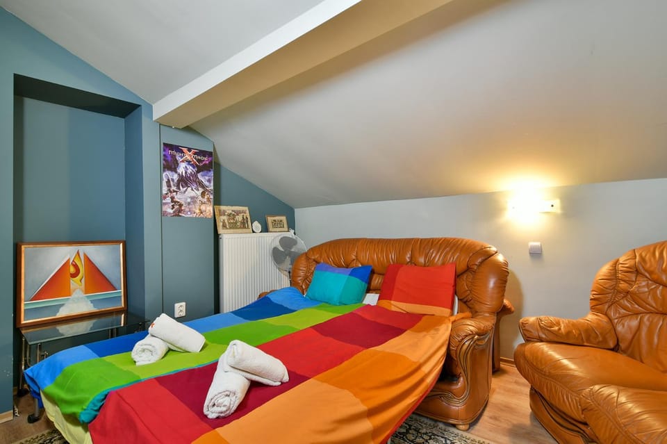 Bed, Photo of the whole room, Seating area, Bedroom