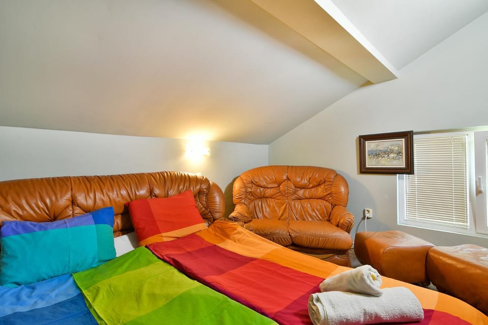 Bed, Photo of the whole room, Seating area, Bedroom