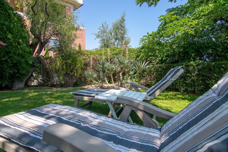 Natural landscape, Garden, Garden, Seating area, Garden view, sunbed