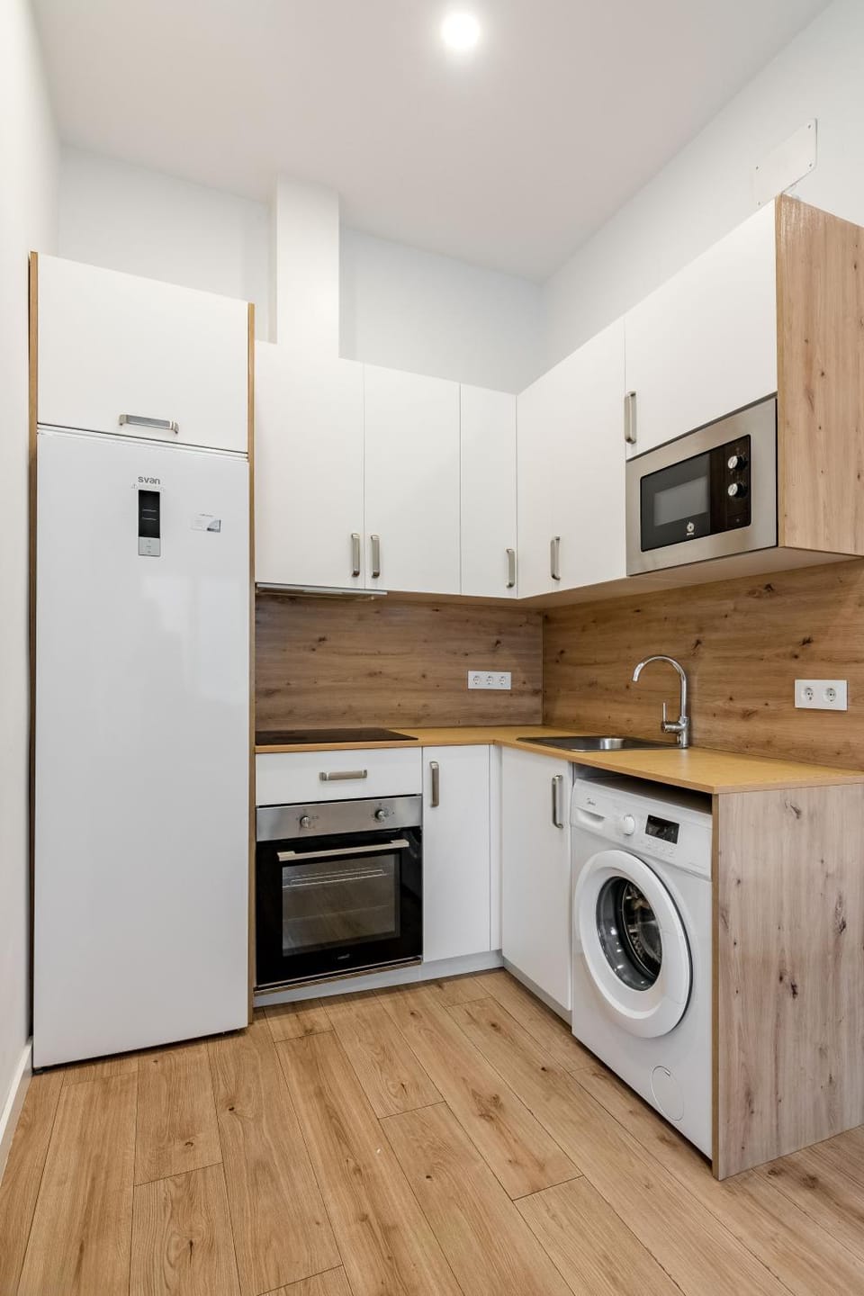 Kitchen or kitchenette, oven, washing machine