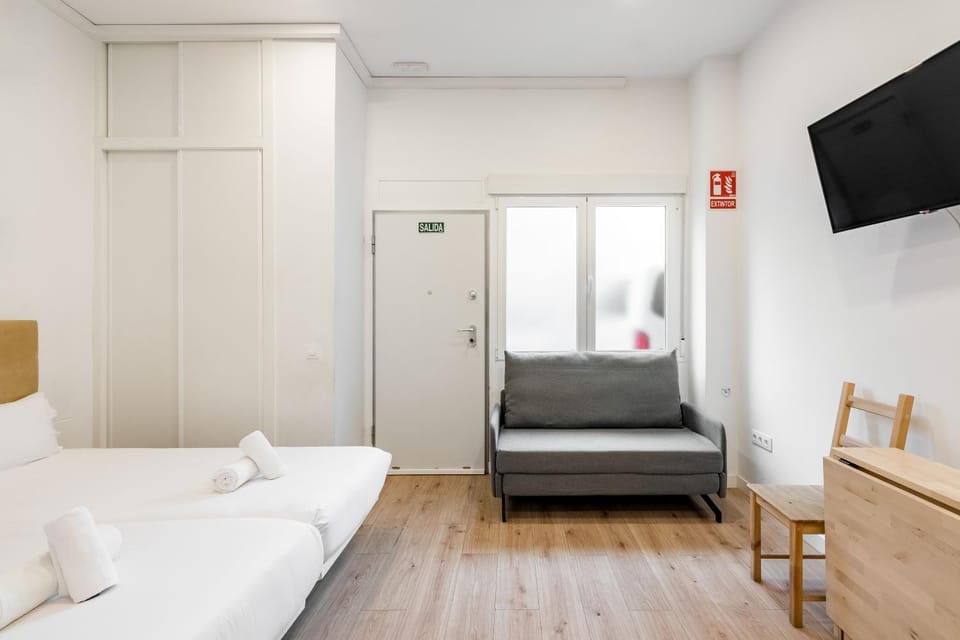 Bed, TV and multimedia, Living room, Photo of the whole room, Seating area, Bedroom, towels, wardrobe