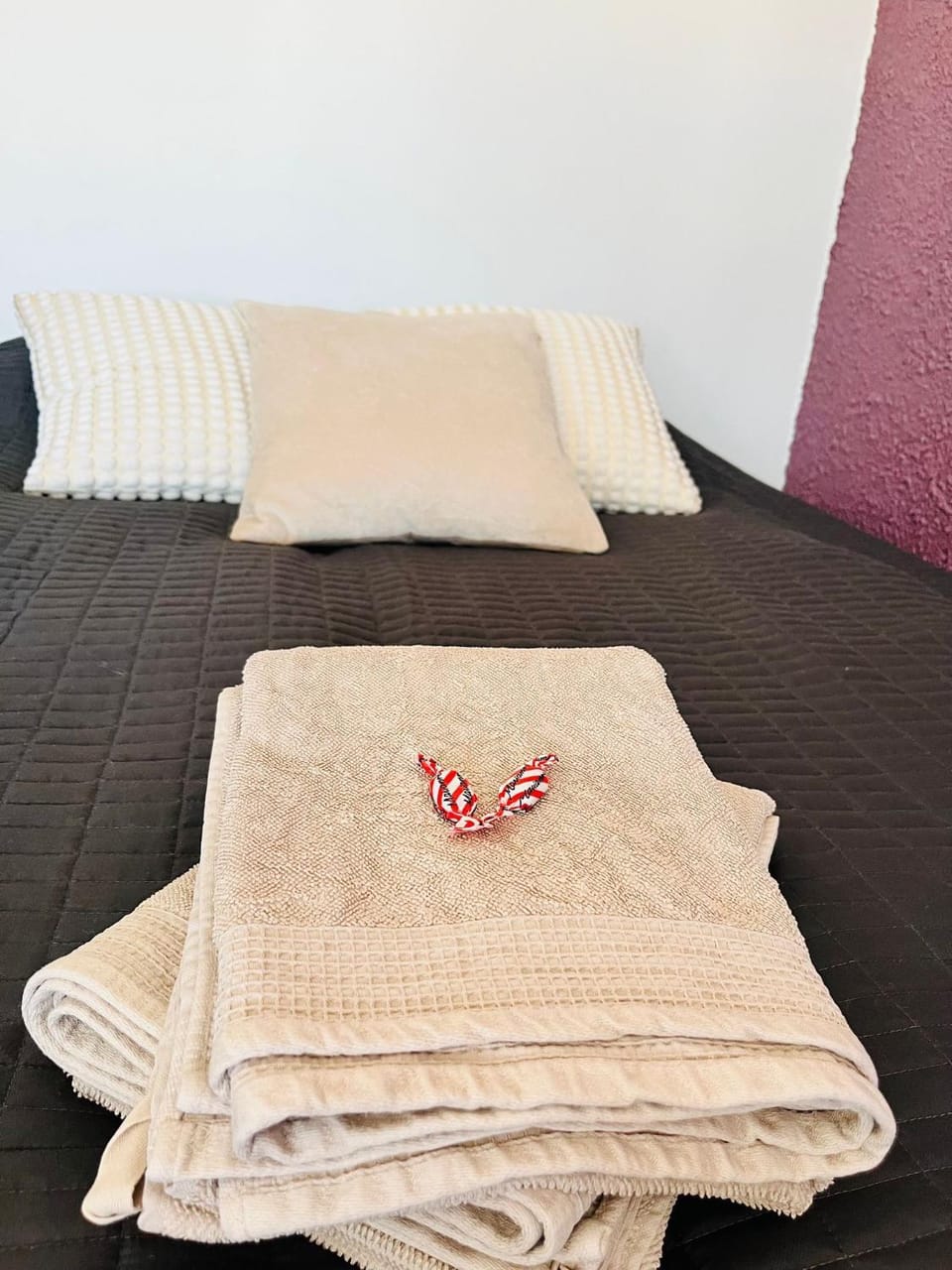 Bed, Bedroom, towels