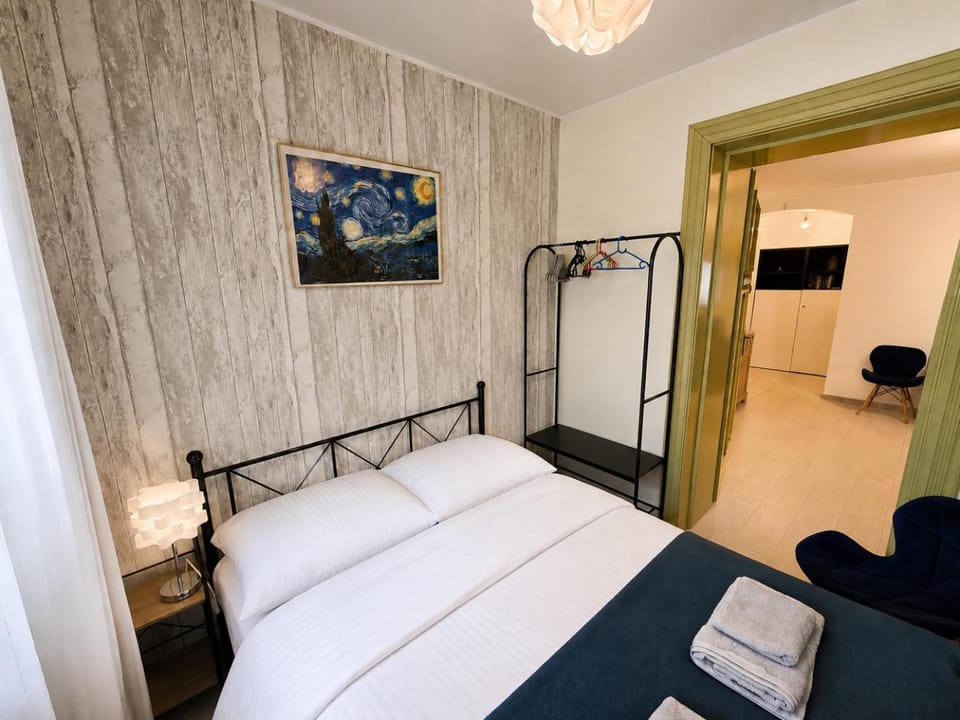 Bed, Bedroom, towels, wardrobe