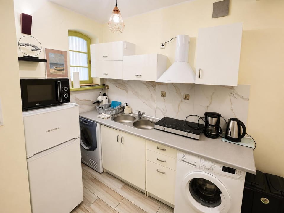 Coffee/tea facilities, Kitchen or kitchenette, microwave, oven, stove, washing machine