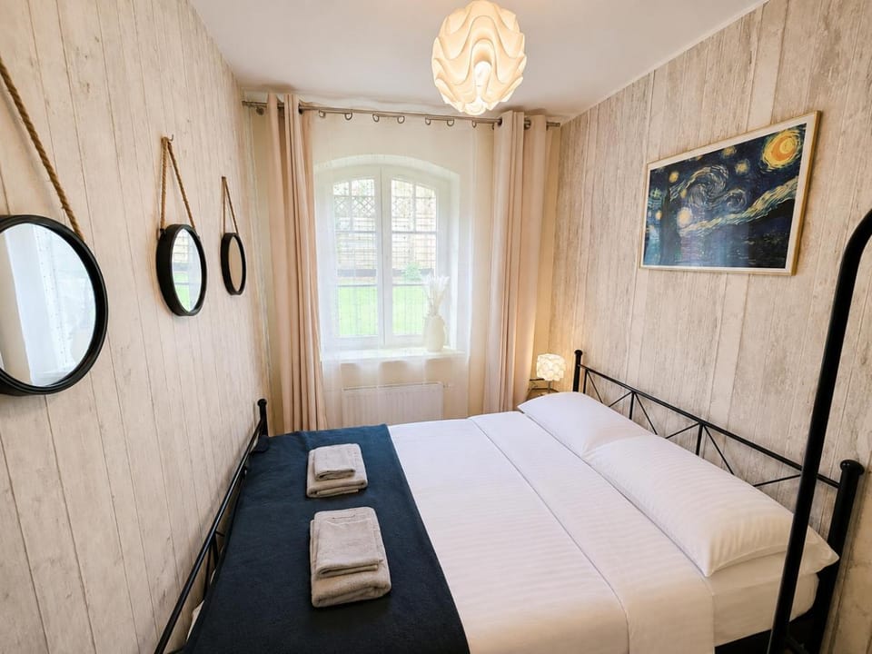 Bed, Bedroom, towels