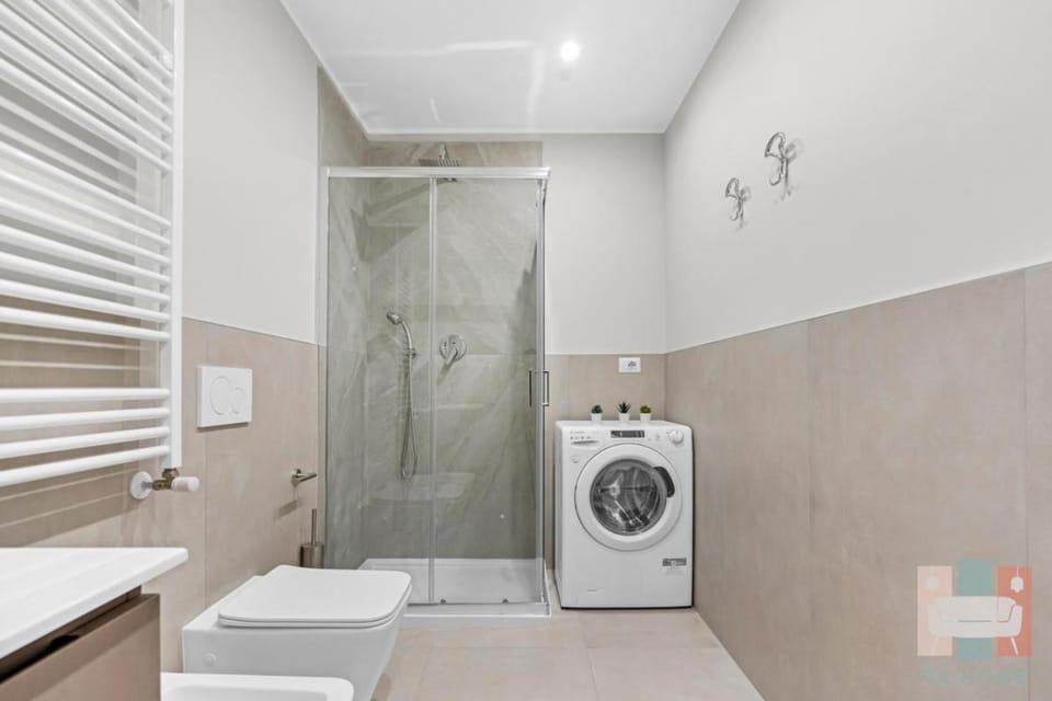 Shower, Toilet, Bathroom, towels, washing machine