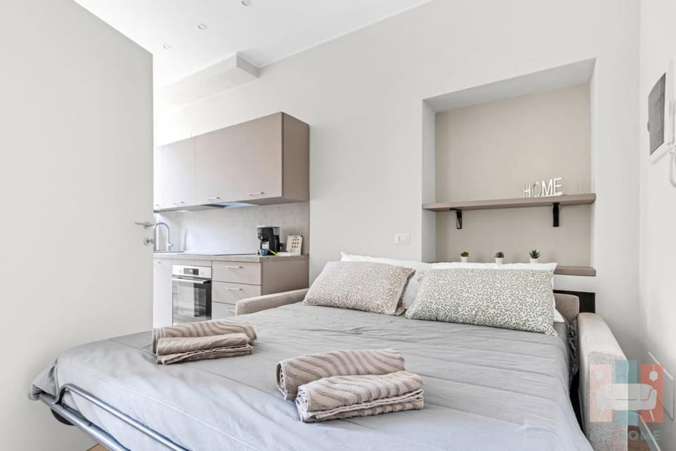 Bed, towels