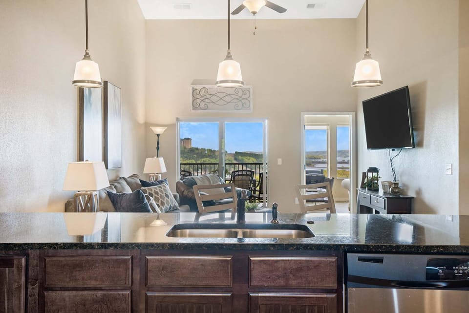 Happy Place Condo - Stunning Table Rock Lake Views House in Branson