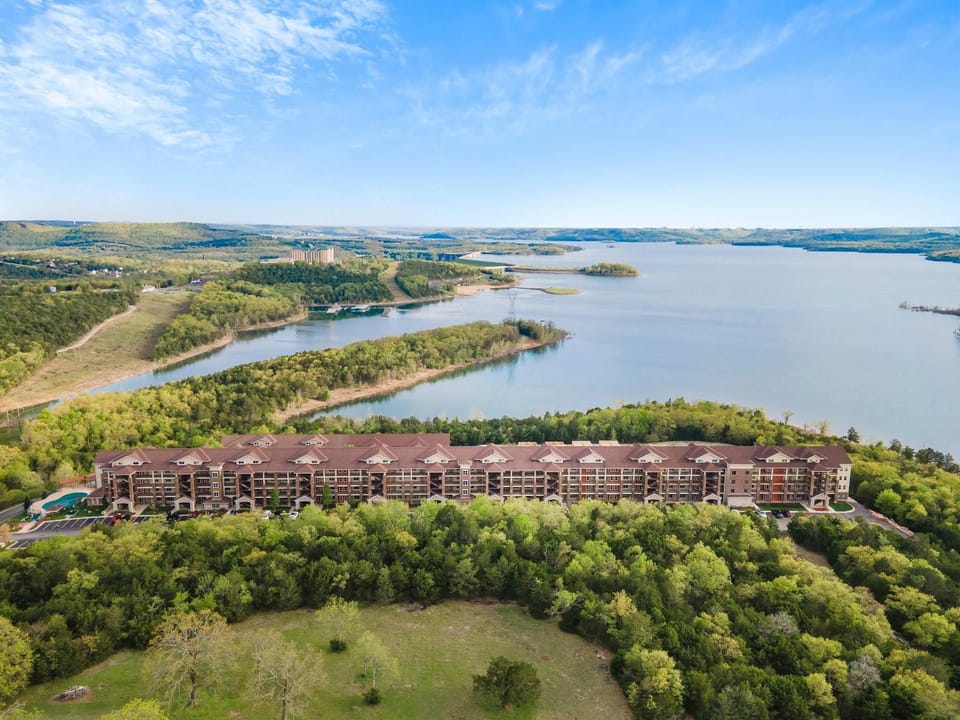 Happy Place Condo - Stunning Table Rock Lake Views House in Branson