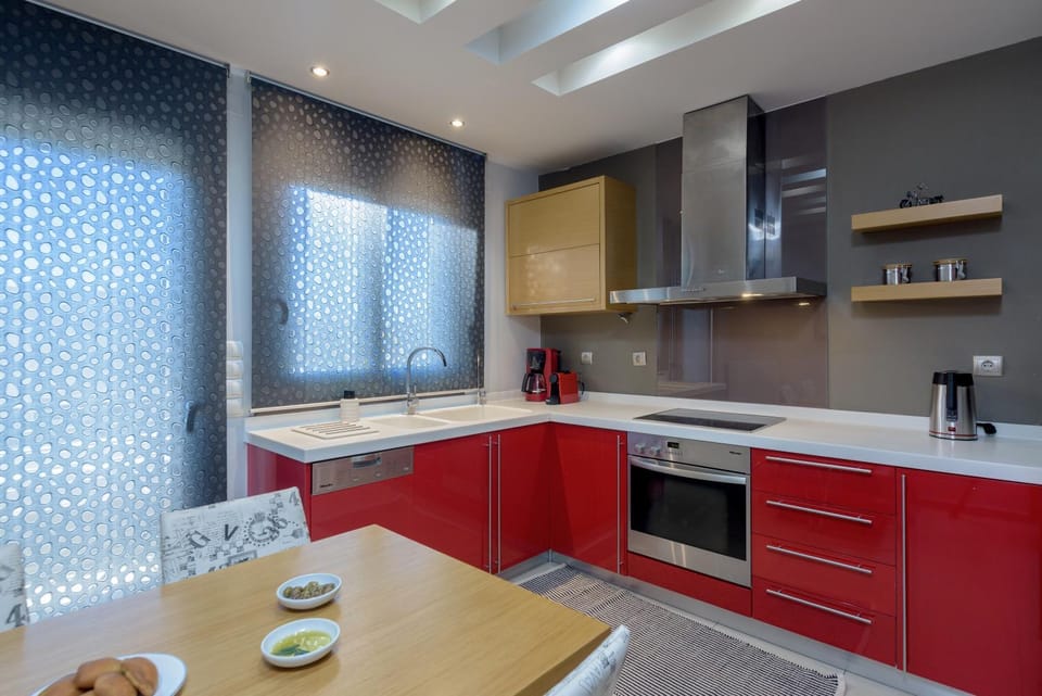 Coffee/tea facilities, Kitchen or kitchenette, dishwasher, oven, stove