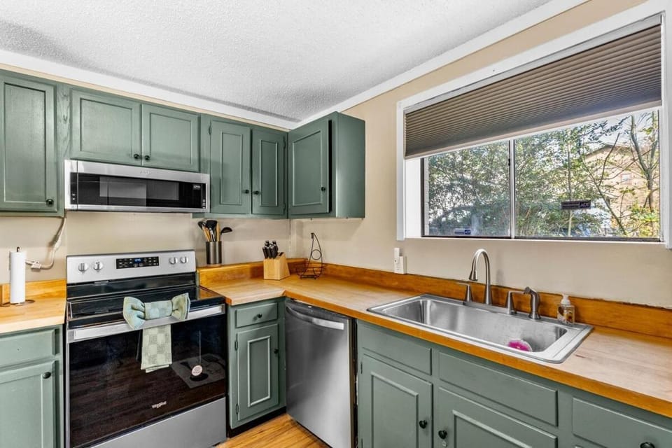 Kitchen or kitchenette, dishwasher, oven, pet friendly, stove