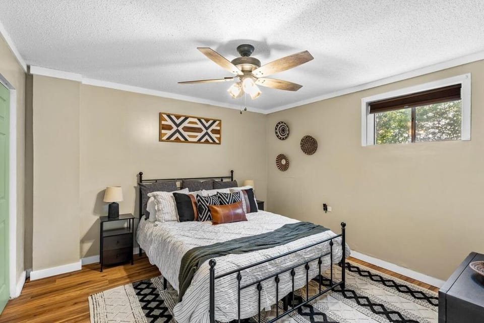 Bed, Photo of the whole room, Bedroom