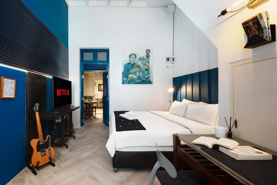 Non Inn Entire Historic 5 Bedroom Riverside Shophouse near ICONSIAM for Families and Groups House in Bangkok