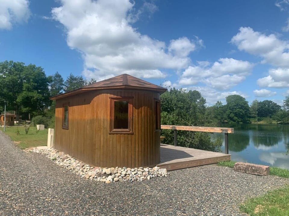 La Feuille - Cabane isolée avec vue sur étang, terrasse privée & pêche Chalet in Switzerland