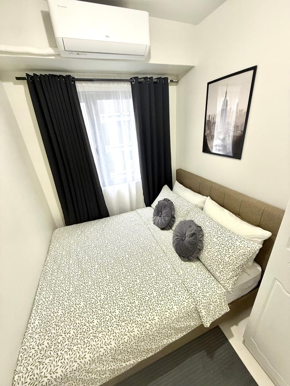 Photo of the whole room, Bedroom