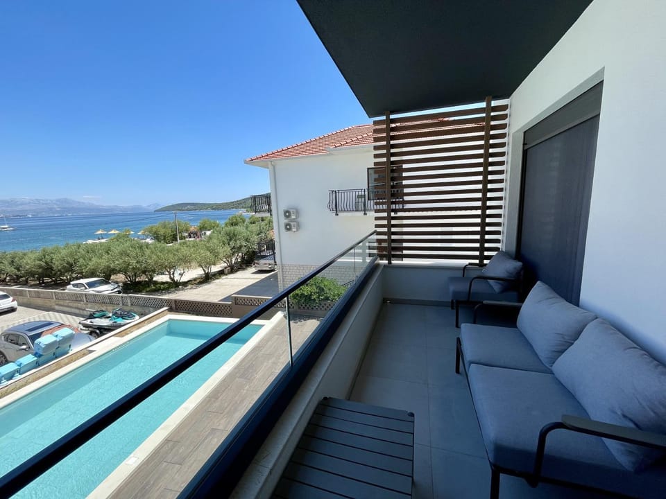 Sea Slatine I - Modern apartment with pool - 30 meters from the beach Apartment in Šibenik-Knin County, Croatia