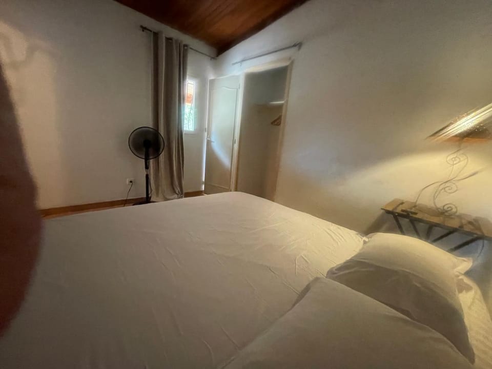 Petite villa T1 2 grands lits King Size Saint Florent Corse sur magnifique terrain arboré 5 minutes des plages et du port de plaisance House in Saint-Florent
