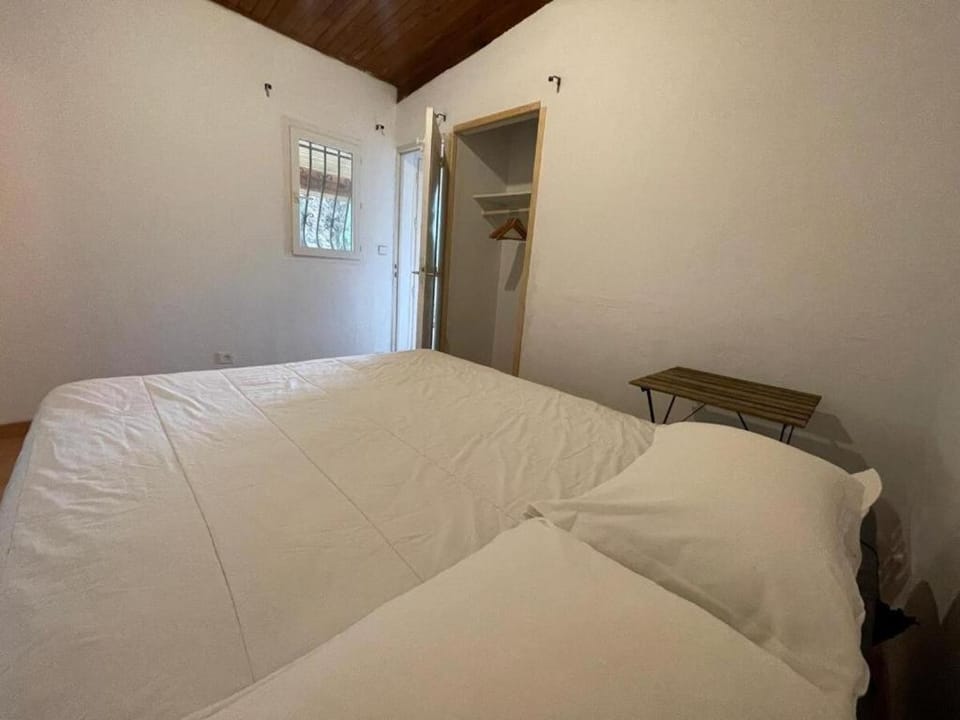 Petite villa T1 2 grands lits King Size Saint Florent Corse sur magnifique terrain arboré 5 minutes des plages et du port de plaisance House in Saint-Florent