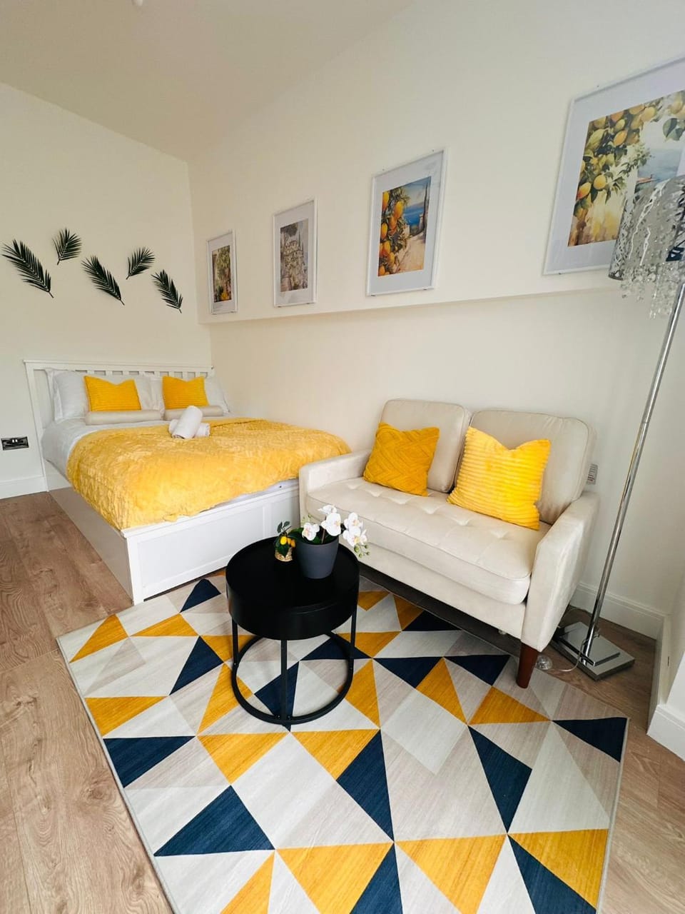 Newly Renovated Luxury Private Room with Shared Bathroom and with its own Kitchenette in Halesowen R1 Apartment in England