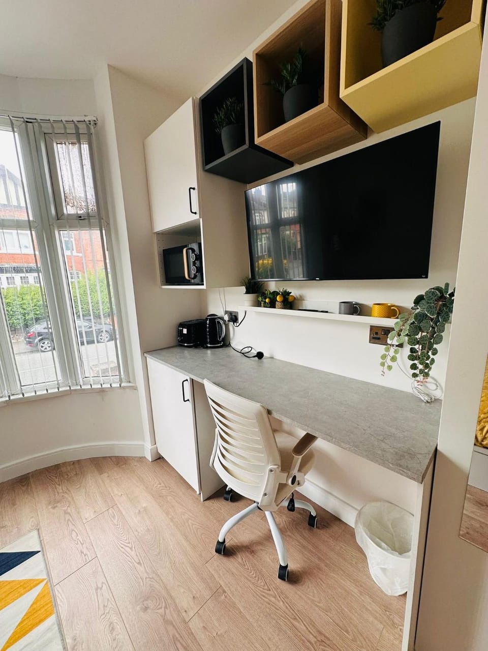 Newly Renovated Luxury Private Room with Shared Bathroom and with its own Kitchenette in Halesowen R1 Apartment in England