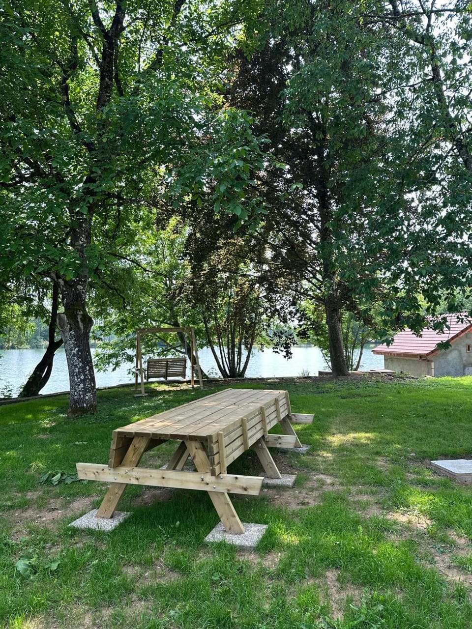 Le Gland - Cabane isolée au bord de l'eau & pêche Chalet in Switzerland