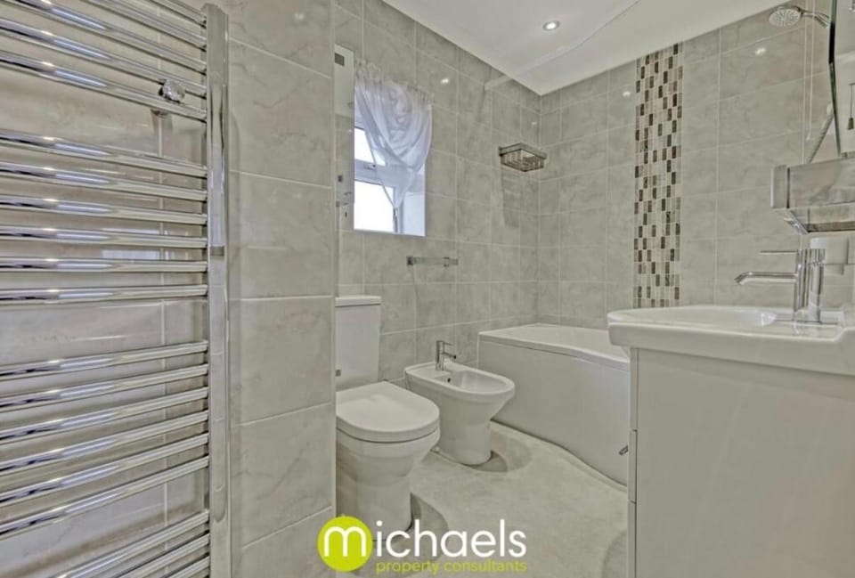 For Contractors, businesses, families - next to Colchester Royal Grammar School Apartment in Colchester