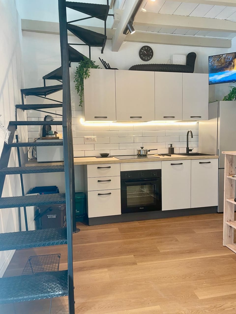 Kitchen or kitchenette, dishwasher, stove