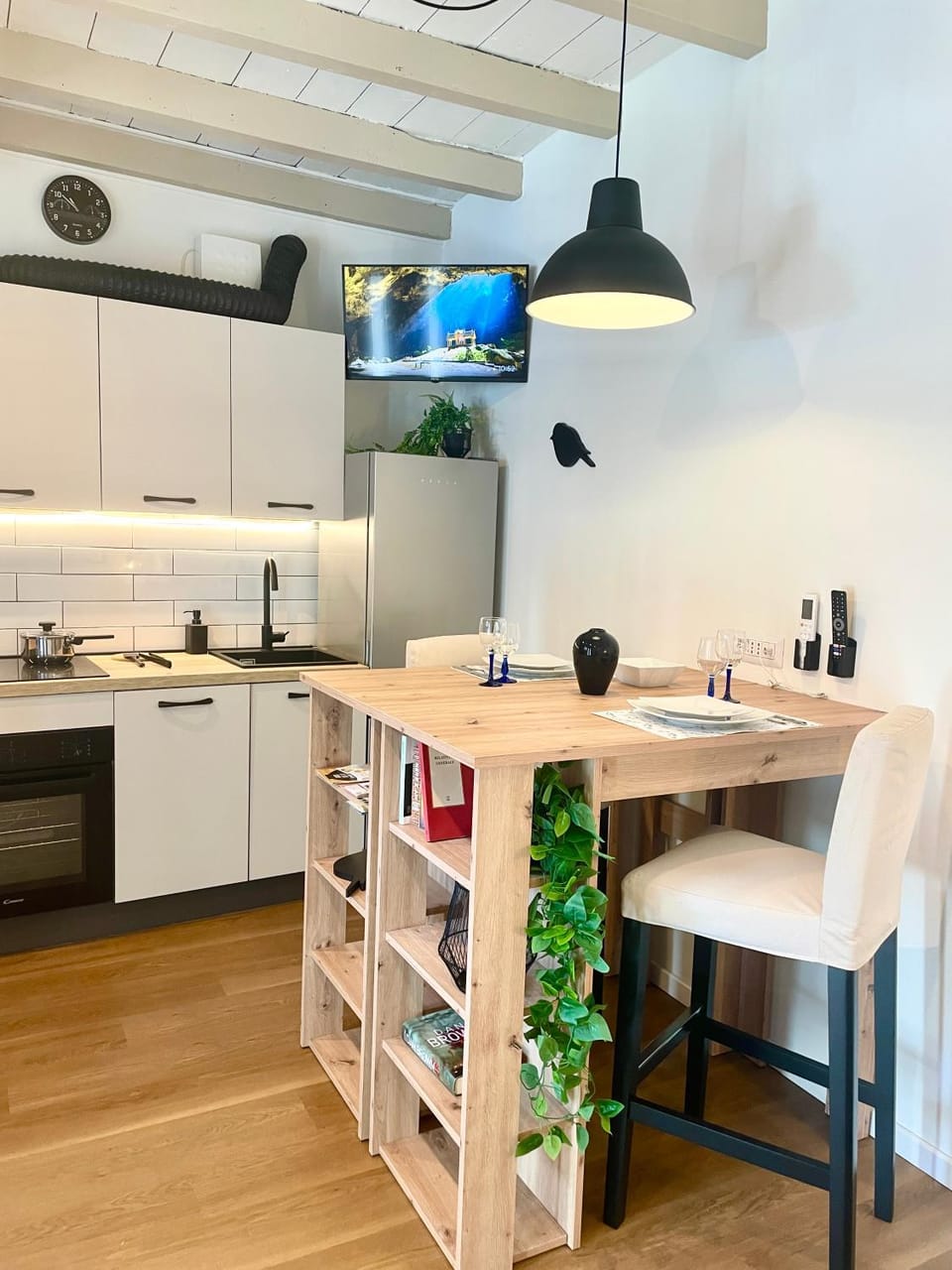 Kitchen or kitchenette, Dining area, oven, stove