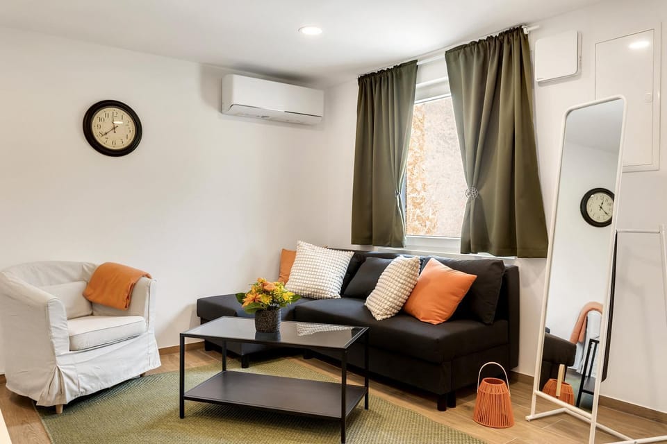 Living room, Seating area, air conditioner