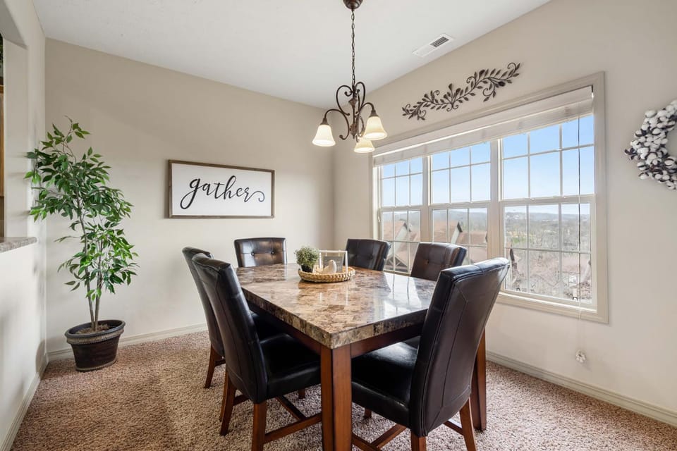 The Gathering Place - Minutes to 61-Acre Theme Park House in Table Rock Lake