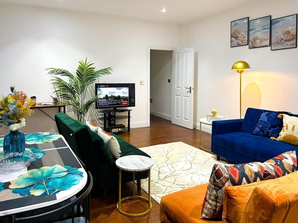 Communal lounge/ TV room, Living room, Dining area