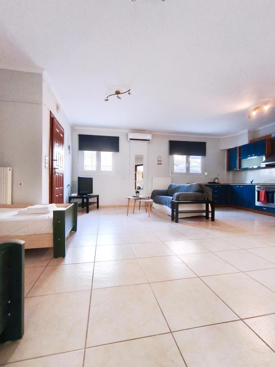 Bed, TV and multimedia, Kitchen or kitchenette, Living room, Photo of the whole room, Seating area, Dining area, air conditioner