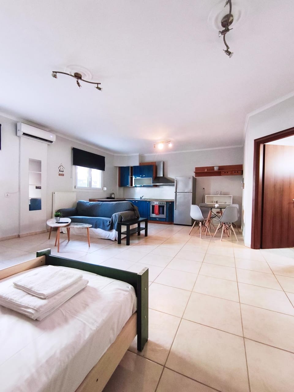 Bed, TV and multimedia, Kitchen or kitchenette, Living room, Photo of the whole room, Seating area, Dining area, kitchen