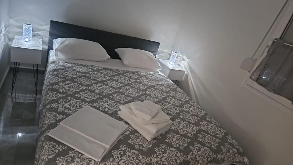 Bed, Bedroom, towels, wardrobe