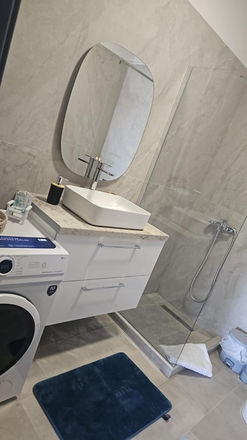 Shower, Toilet, Bathroom, towels, washing machine