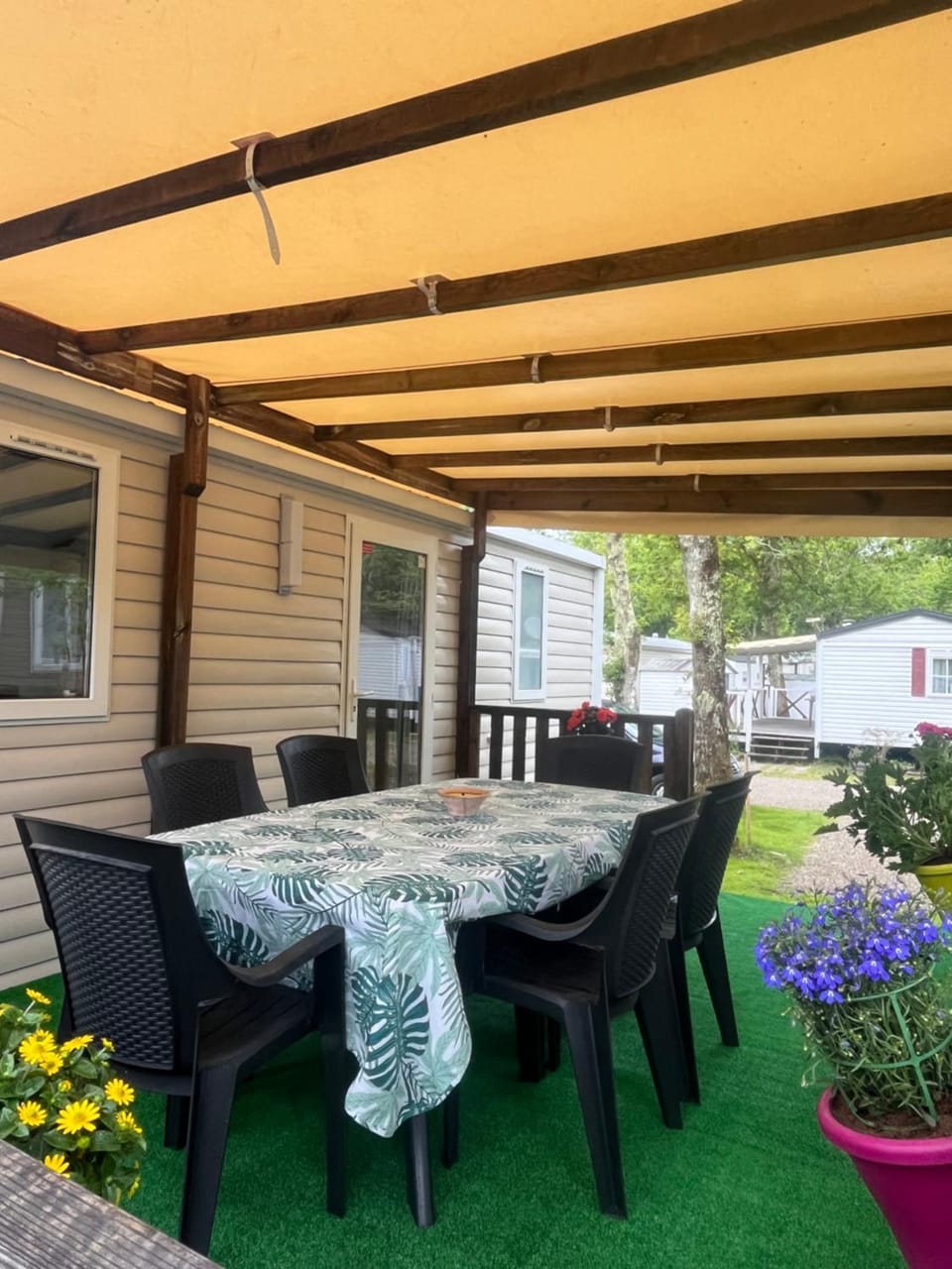 Patio, Dining area