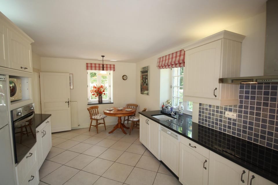 Kitchen or kitchenette, Dining area, dishwasher, microwave, oven, pet friendly, stove, toaster