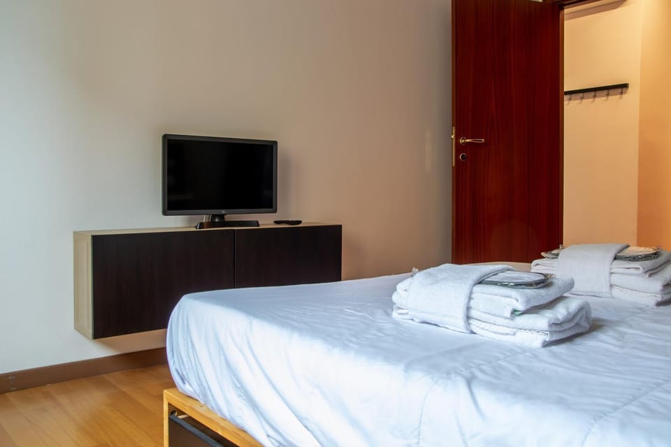 Bed, TV and multimedia, Photo of the whole room, Bedroom, towels, wardrobe