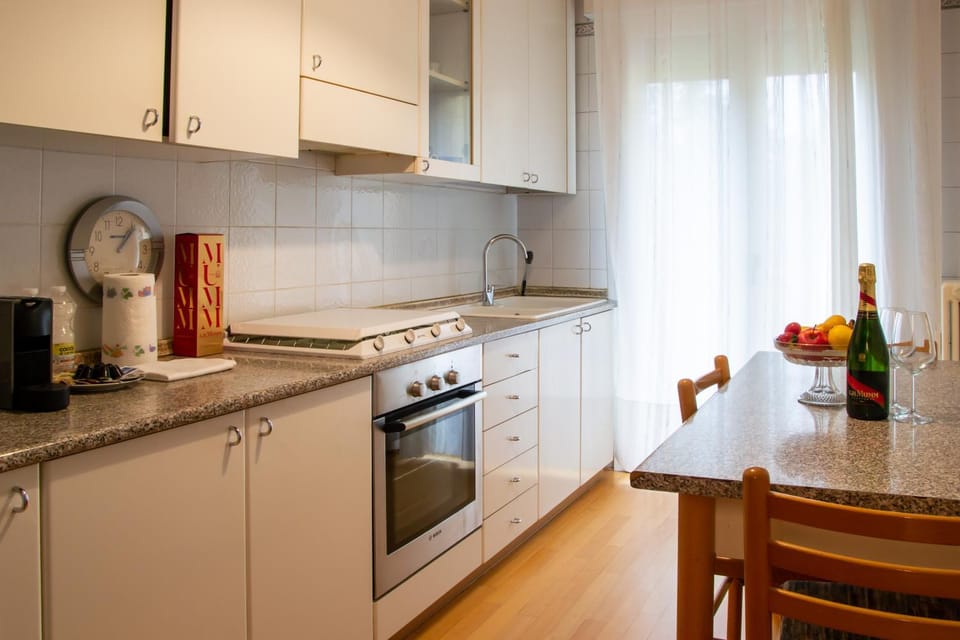 Coffee/tea facilities, Kitchen or kitchenette, Dining area, oven, stove, toaster