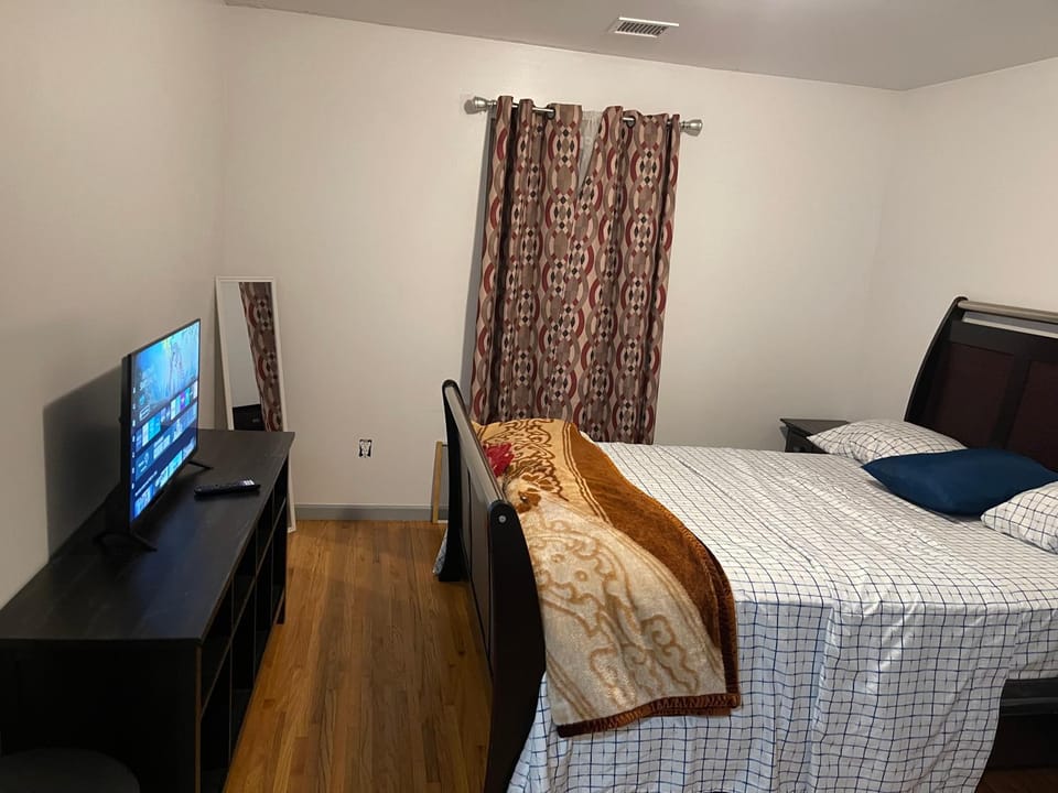 Peculiar 153 Bed and Breakfast in Newark
