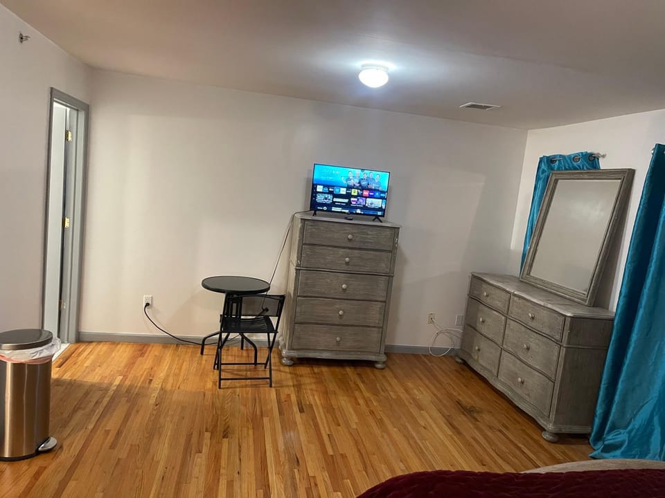 Peculiar 153 Bed and Breakfast in Newark