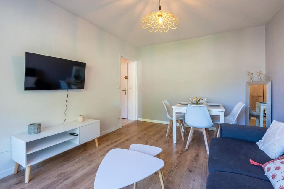 Communal lounge/ TV room, TV and multimedia, Living room, Seating area, Dining area
