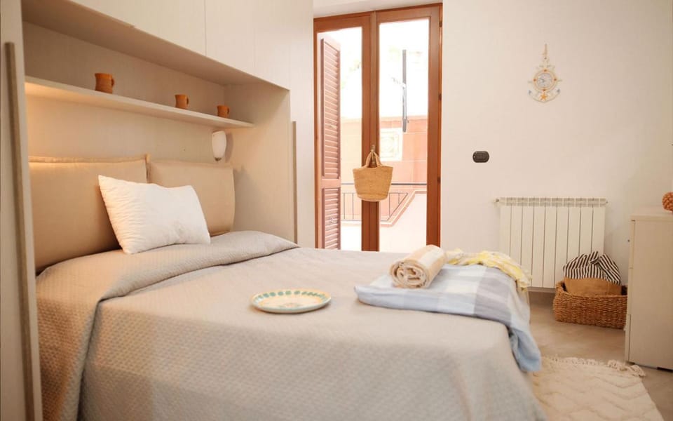 Bed, Bedroom, towels